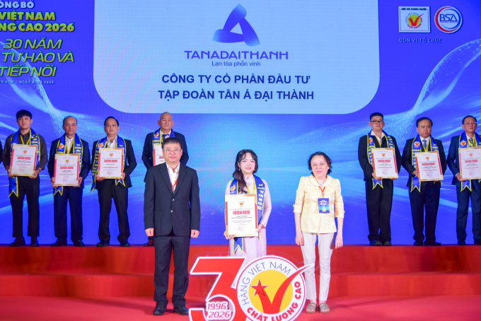 Đại diện Tập đoàn Tân Á Đại Thành (giữa) nhận chứng nhận Hàng Việt Nam chất lượng cao 2026. Ảnh: Tân Á Đại Thành