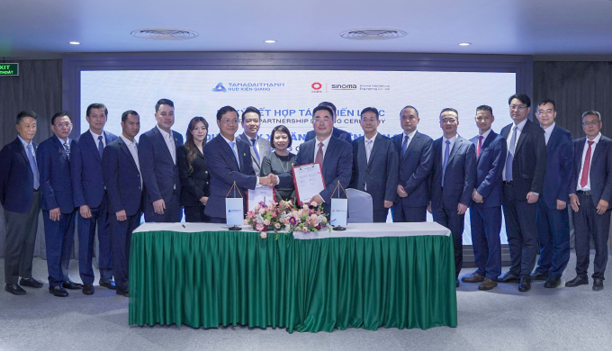 Đại diện Tập đoàn Tân Á Đại Thành ký kết hợp tác với Sinoma International Engineering để xây dựng Nhà máy xi măng Hà Tiên Kiên Giang tại An Giang. Ảnh: Tân Á Đại Thành