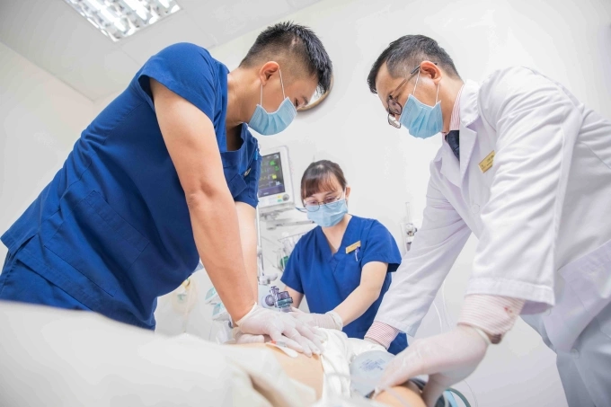 BSCKI Lê Viết Cường cùng ê-kíp tiến hành cấp cứu cho một ca bệnh nguy kịch. Ảnh: Vinmec Nha Trang