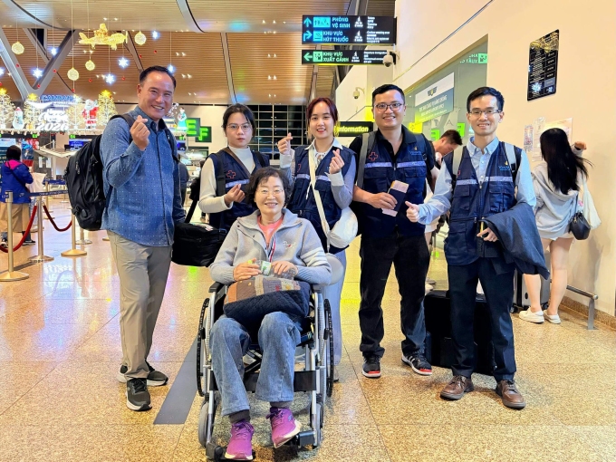 Ê-kíp khoa Cấp cứu - Vận chuyển Quốc tế (Bệnh viện Vinmec Nha Trang) trong một chuyến vận chuyển y tế đưa bệnh nhân người Hàn Quốc trở về nước. Ảnh: Vinmec Nha Trang