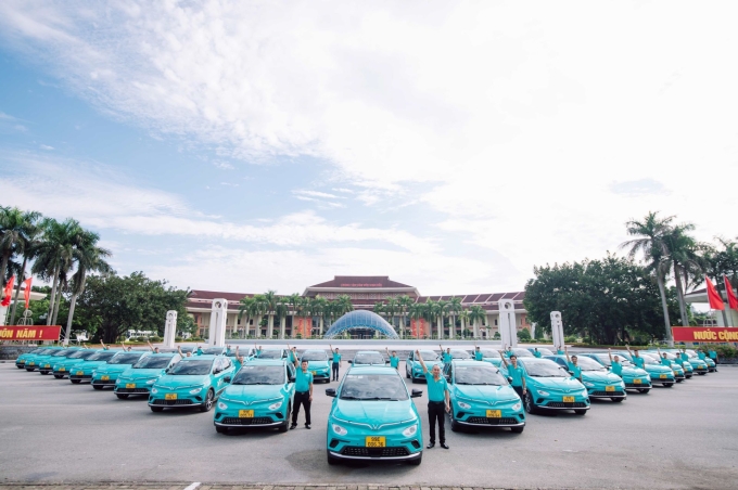 Các tài xế và dàn taxi điện GSM. Ảnh: GSM