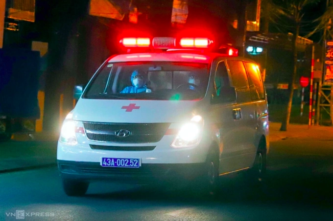 Xe cứu thương di chuyển trên đường phố Đà Nẵng. Ảnh:Nguyễn Đông