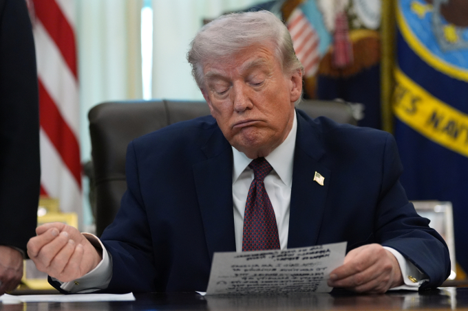 Tổng thống Donald Trump trả lời báo giới tại Nhà Trắng ngày 31/3. Ảnh: AP