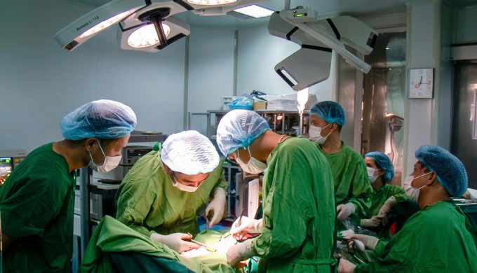 Ca mổ kéo dài khoảng 4,5 giờ, gồm cắt đại tràng sigma và cắt thùy trên phổi trái. Ảnh: Bệnh viện cung cấp