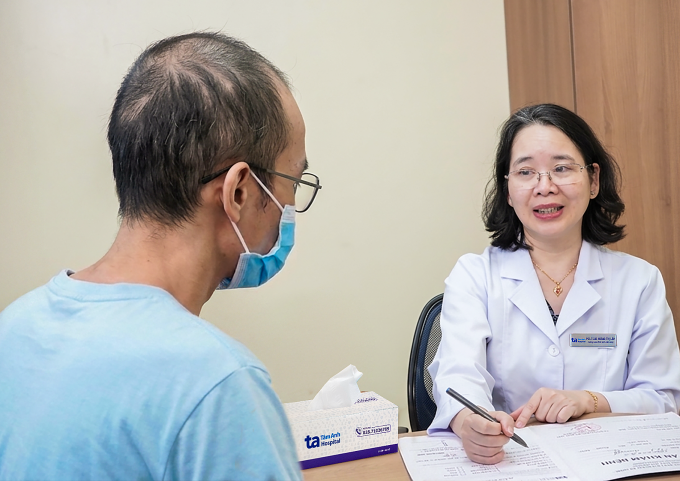 Bác sĩ Lâm tư vấn cho anh Hùng về phác đồ điều trị. Ảnh: Bệnh viện Đa khoa Tâm Anh