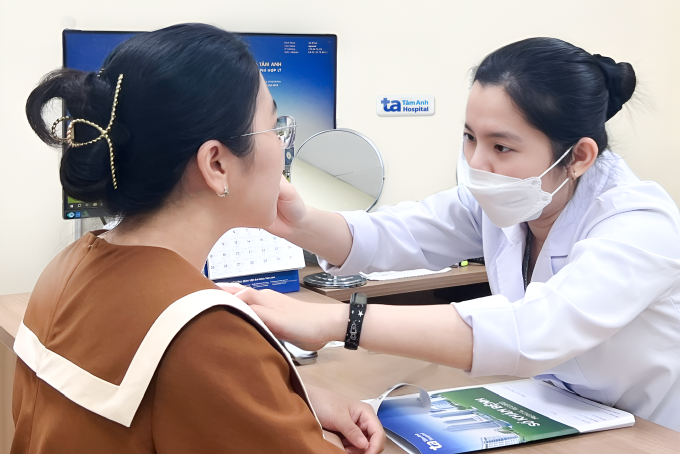 Bác sĩ Thư kiểm tra tình trạng da cho một phụ nữ. Ảnh minh họa: Bệnh viện Đa khoa Tâm Anh