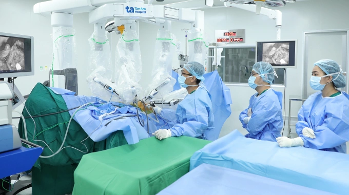 Êkíp phẫu thuật cắt khối u đại trực tràng cho bà Hương. Ảnh: Bệnh viện Đa khoa Tâm Anh