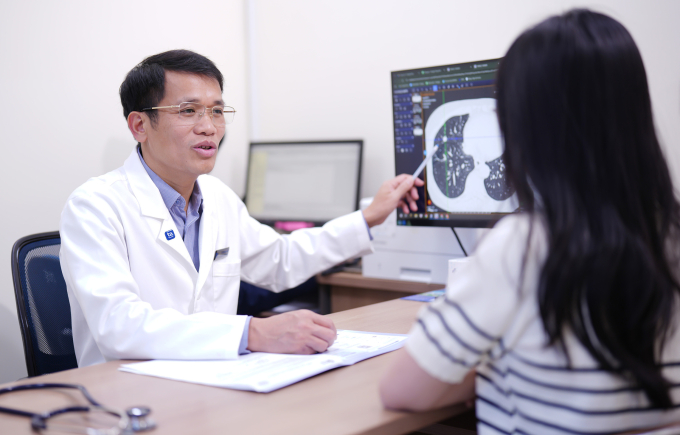 bac-si-khiem-tu-van-cho-ba-luo-3856-4150-1776055924 Bác sĩ Khiêm tư vấn cho bà Liên. Ảnh: Bệnh viện Đa khoa Tâm Anh