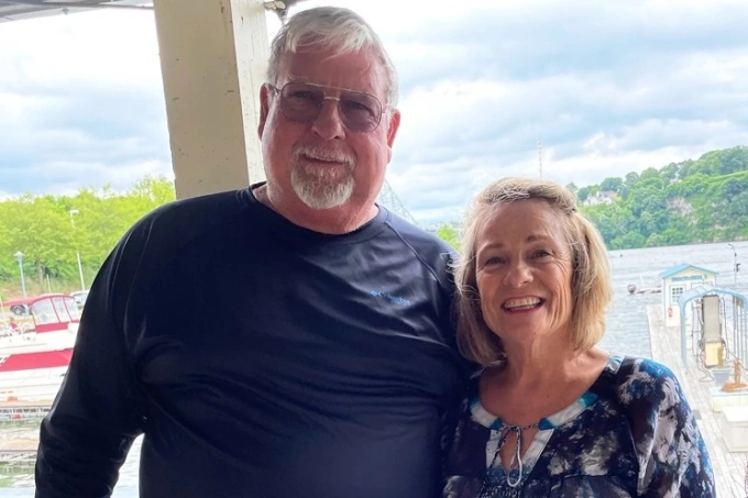 Ông William Bryan lúc còn sống và vợ, bà Beverly Bryan. Ảnh: Zarzaur Law