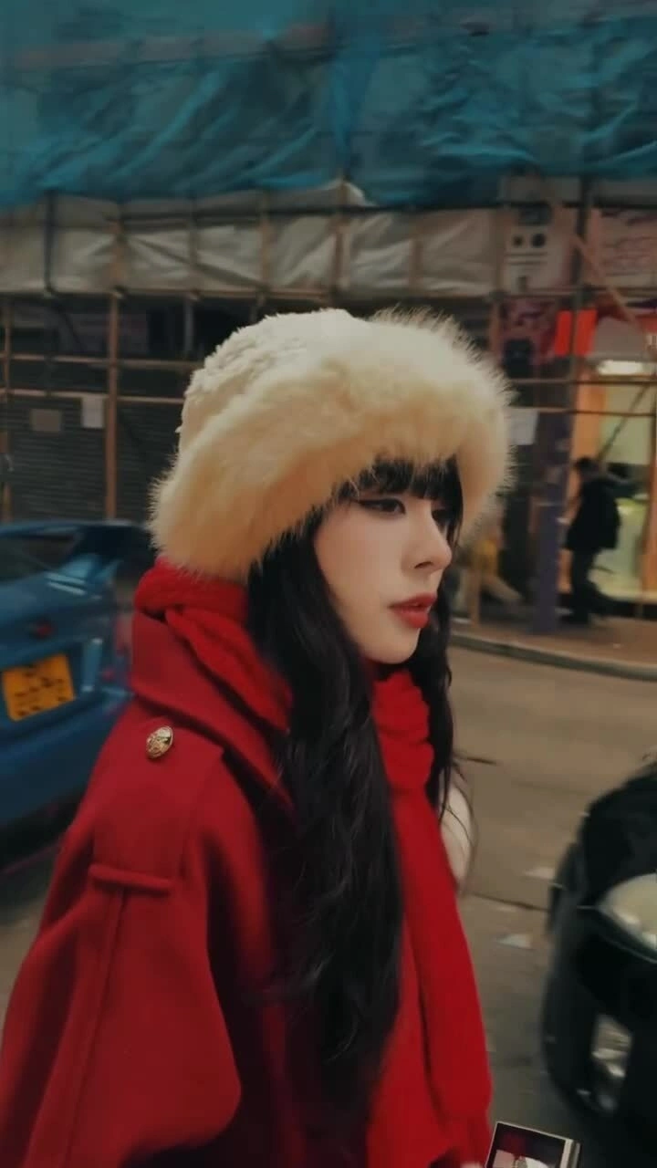 Bạn gái Vũ Văn Thanh phối đồ dạo phố