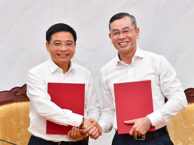 Phó thủ tướng Nguyễn Văn Thắng và Bộ trưởng Ngô Văn Tuấn ký kết Biên bản bàn giao công tác. Ảnh: MOF