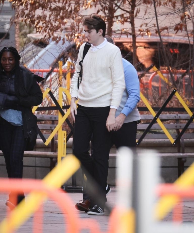 Barron Trump trên đường đến lớp ở Đại học