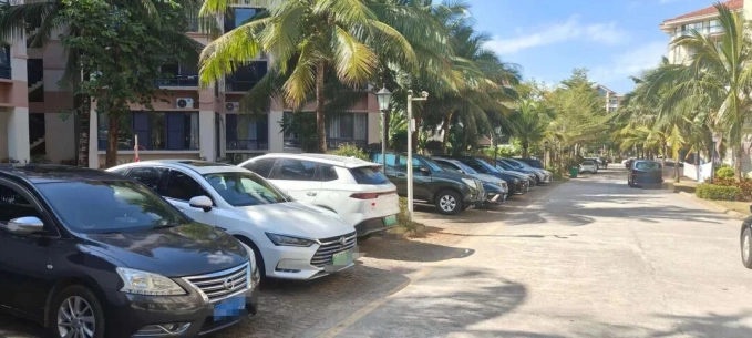 事发小区的地上车位是公共车位，业主平时都是随意停车