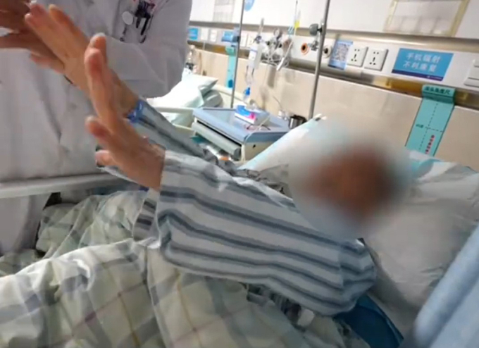 benh-nhan-1776068279-2955-1776068703 Bệnh nhân Lý sau ca phẫu thuật. Ảnh chụp màn hình