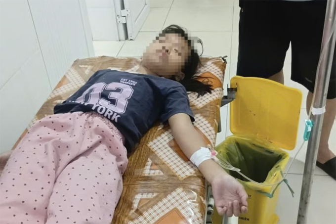 Bệnh nhân ăn bánh mì đang điều trị tại Bệnh viện Đa khoa Diễn Châu, ngày 18/4. Ảnh: Hùng Lê