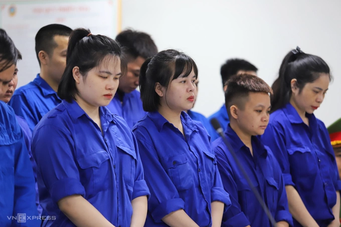 Bị cáo Ngọc (thứ hai từ trái sang) nghe HĐXX luận tội. Ảnh: Đức Hùng