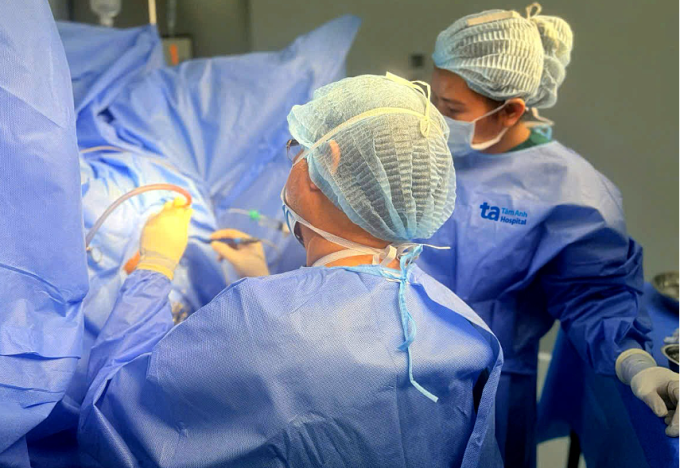 Bác sĩ Hậu đang phẫu thuật cắt vòng xơ, tạo hình hậu môn cho ông Toàn. Ảnh: Bệnh viện Đa khoa Tâm Anh