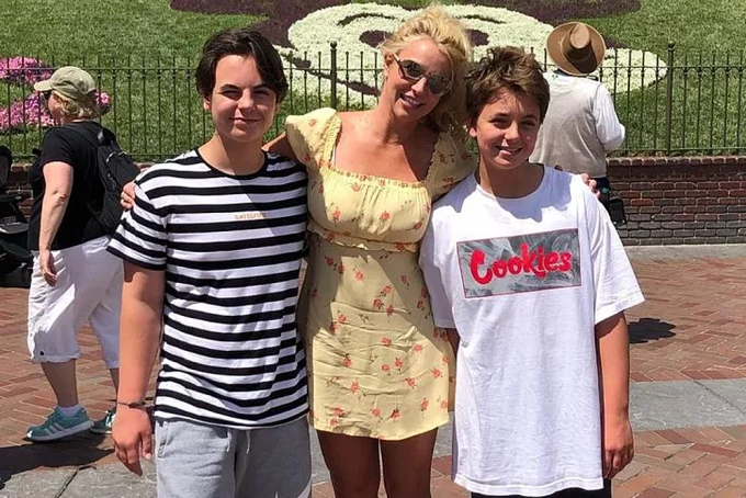 Ca sĩ và hai con lúc nhỏ. Ảnh: Instagram Britney Spears