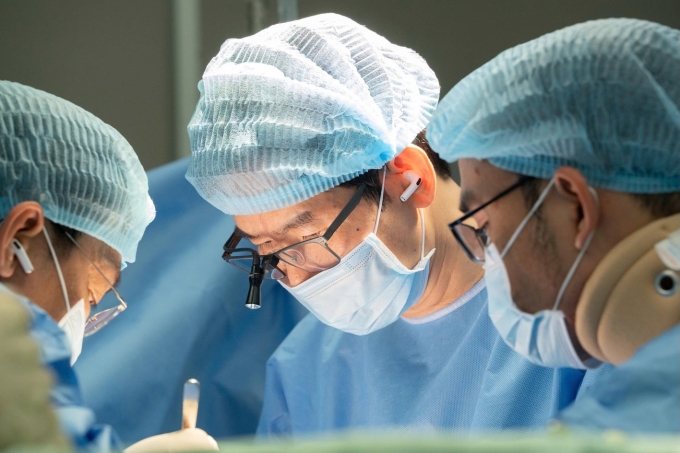 Bác sĩ phẫu thuật ung thư thực quản tại Bệnh viện Chợ Rẫy. Ảnh: Bệnh viện cung cấp