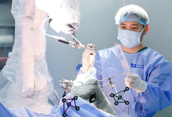 Bác sĩ Khoa thay khớp gối cho bà Phượng dưới sự hỗ trợ của robot Cuvis-Joint. Ảnh: Bệnh viện Đa khoa Tâm Anh