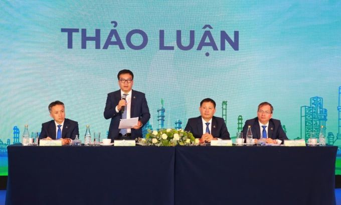 Ban lãnh đạo BSR trả lời cổ đông tại phiên họp thường niên sáng 13/4. Ảnh: BSR