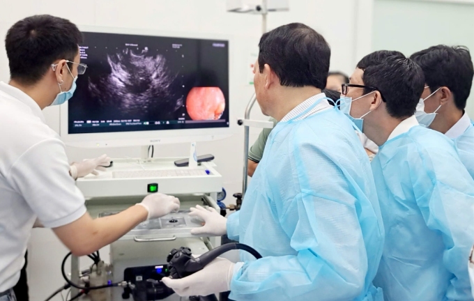 Các bác sĩ nội soi tiêu hóa tại Bệnh viện Nguyễn Trãi. Ảnh: Bệnh viện cung cấp
