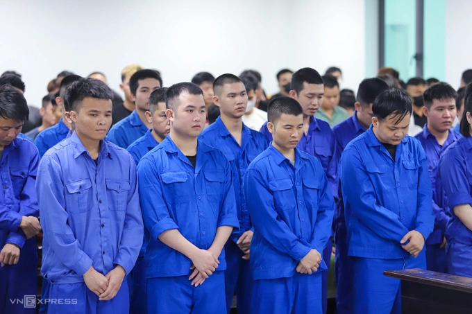 Các bị cáo tại TAND tỉnh Hà Tĩnh, sáng 15/4. Ảnh: Đức Hùng