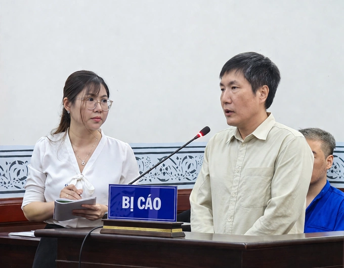 Bị cáo người Hàn Quốc trả lời HĐXX thông qua thông dịch viên. Ảnh: Bình Nguyên