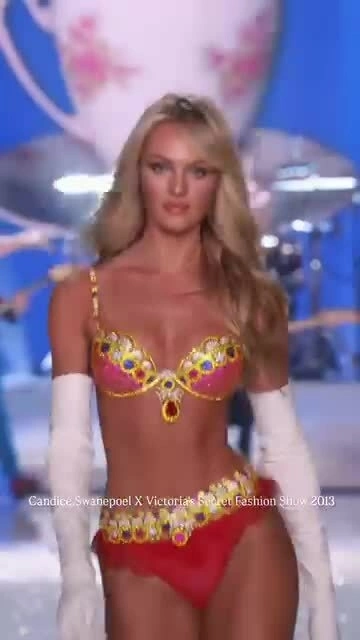 Candice Swanepoel diễn Fantasy Bra năm 2013