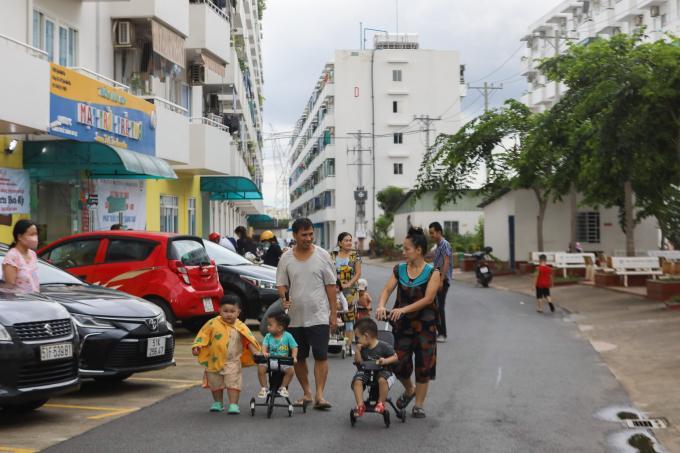 Cuộc sống ở khu nhà ở tại phường Bình Tân, TP HCM. Ảnh: Quỳnh Trần