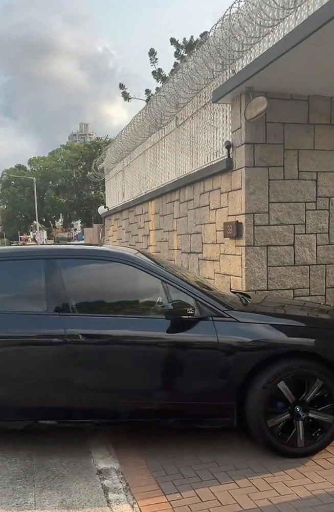 Châu Nhuận Phát lái xe về nhà riêng. Ảnh: HK01