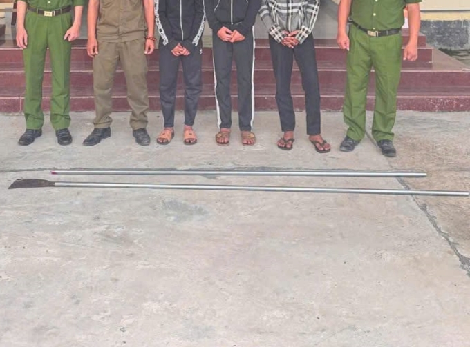 Hai con dao phóng lợn bị thu giữ. Ảnh: Công an xã Sơn Linh