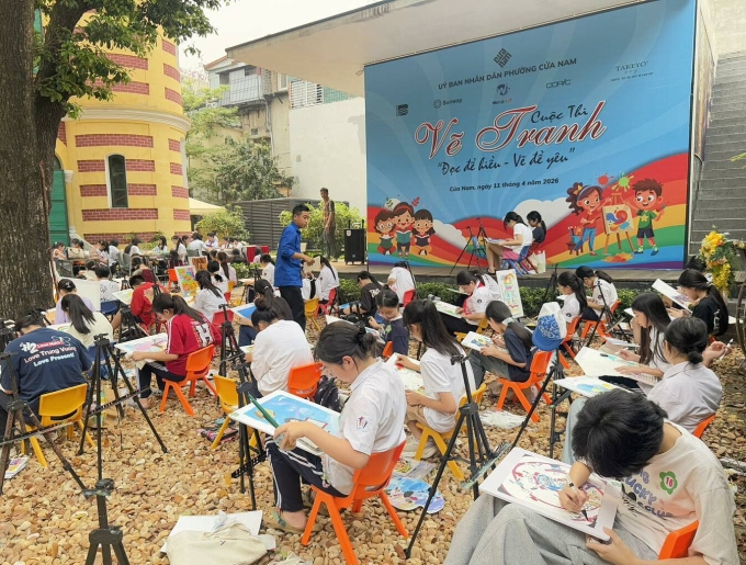 Học sinh tham gia cuộc thi Đọc để hiểu - Vẽ để yêu. Ảnh: Fanpage Phố Sách Hà Nội