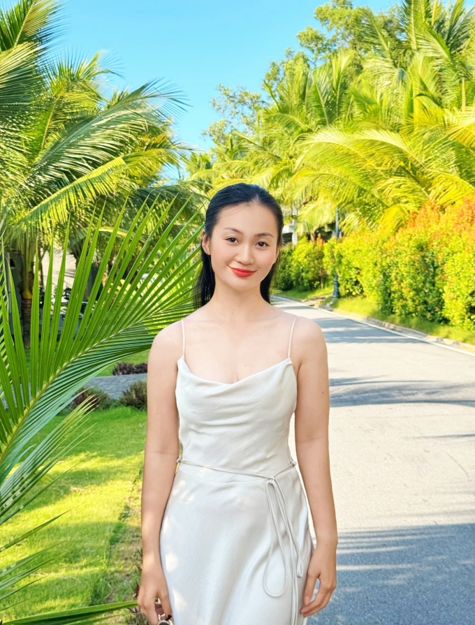 Tủ đồ của đại úy Phương Thảo gồm nhiều trang phục đơn sắc, đầm dự tiệc đơn giản, hướng đến vẻ thanh lịch. Ảnh: Nhân vật cung cấp