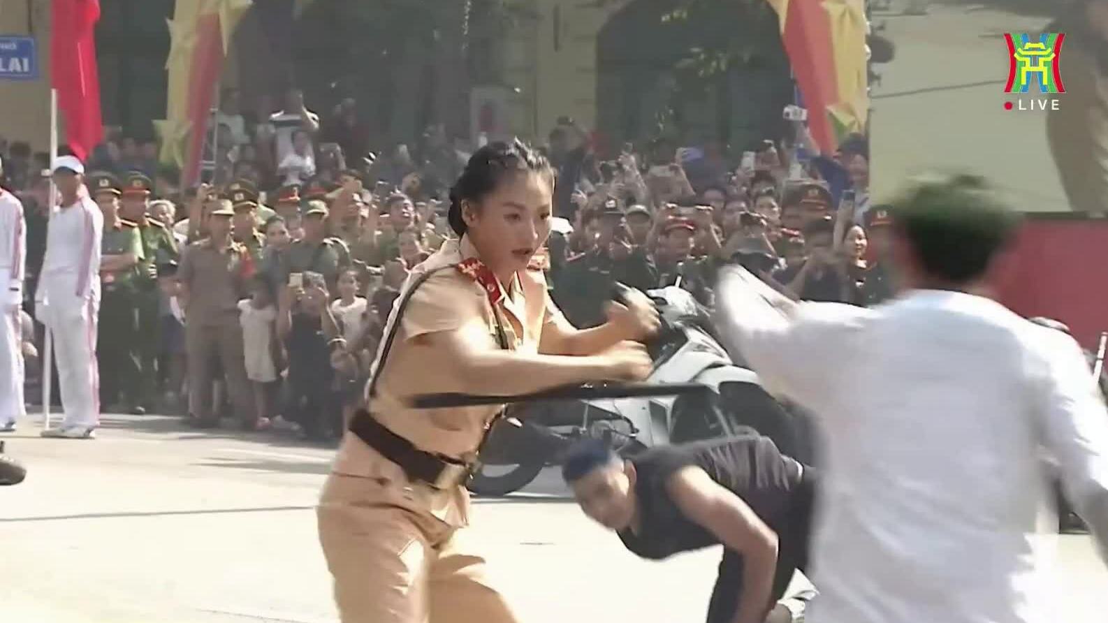 Đại úy Nguyễn Phương Thảo trong tình huống bắt 'quái xế'