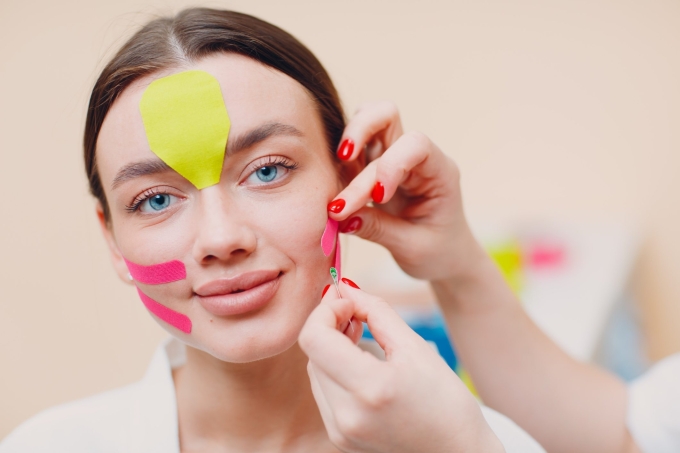 Băng dính thẩm mỹ trị triệu tạo cơn sốt từ cuối năm ngoái đến nay. Ảnh: Pinterest