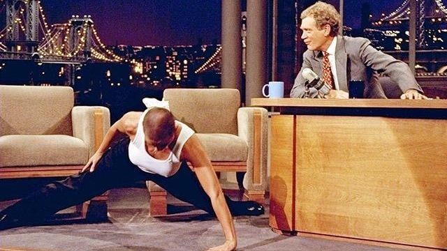 Demi Moore biểu diễn hít đất ở Late Night and Late Show năm 1996