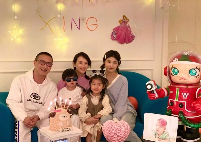 Mạn Hy (phải) bên cha mẹ và hai em. Ảnh: Weibo