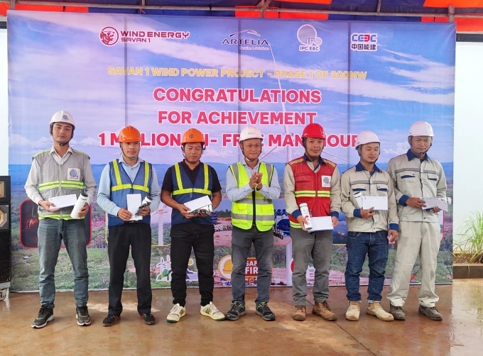 Lễ phát động và chứng nhận 1.000 giờ lao động an toàn tại công trường xây dựng Savan 1. Ảnh: T&T Group