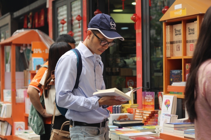 Độc giả tham quan một gian sách. Ảnh: Sách Thái Hà