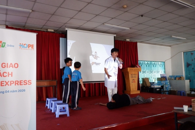 30.000 ấn bản đóng góp cho dự án Tủ sách 25 năm VnExpress - 3