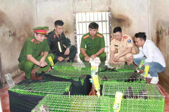 Cảnh sát kiểm tra tang vật. Ảnh: Công an cung cấp