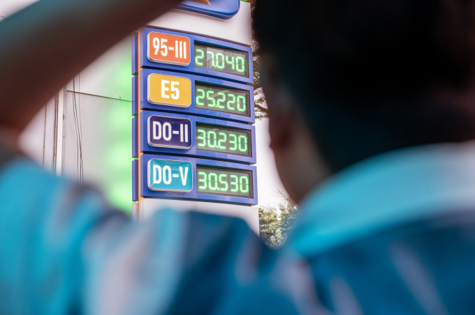 Người dân đổ xăng tại một cửa hàng ở Hà Nội, tháng 3/2026. Ảnh: Giang Huy