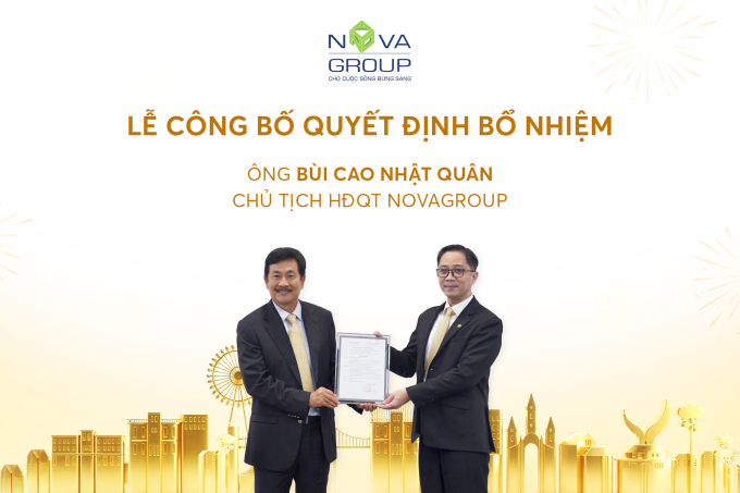 Ông Bùi Thành Nhơn (bên trái) trao quyết định bổ nhiệm vị trí Chủ tịch NovaGroup cho ông Bùi Cao Nhật Quân. Ảnh: NVL