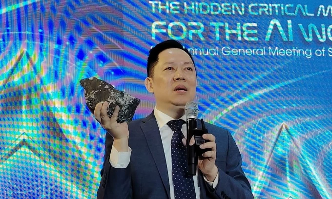 Ông Phan Chiến Thắng, Phó tổng giám đốc MSR, cầm quặng vonfram đa kim tại đại hội cổ đông ngày 16/4. Ảnh: Thủy Trương