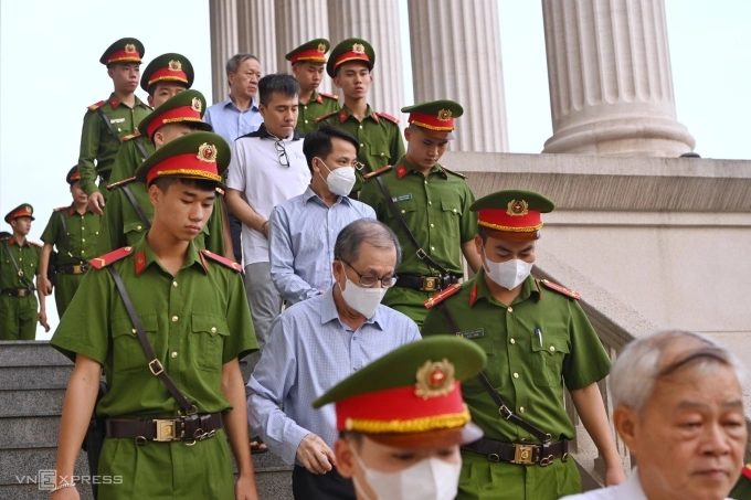 Các bị cáo ra về sau khi nghe tuyên án vụ án liên quan Trịnh Văn Quyết, chiều 5/8/2024. Ảnh: Giang Huy