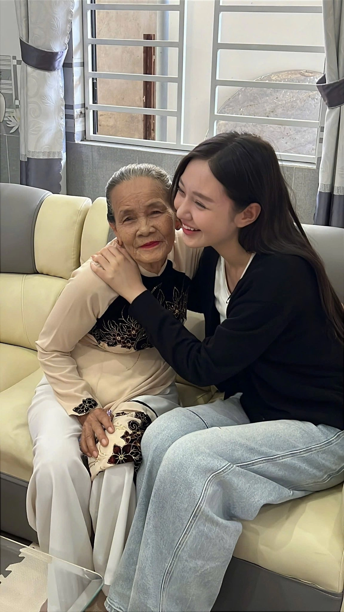 Gia đình đón á hậu Khánh Như về quê