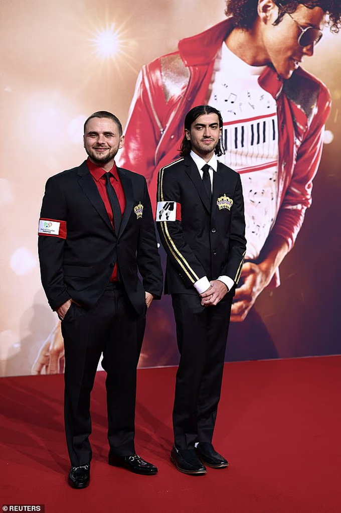 Bigi (trái) và anh trai Prince trên thảm đỏ ngày 10/4. Ảnh: Reuters