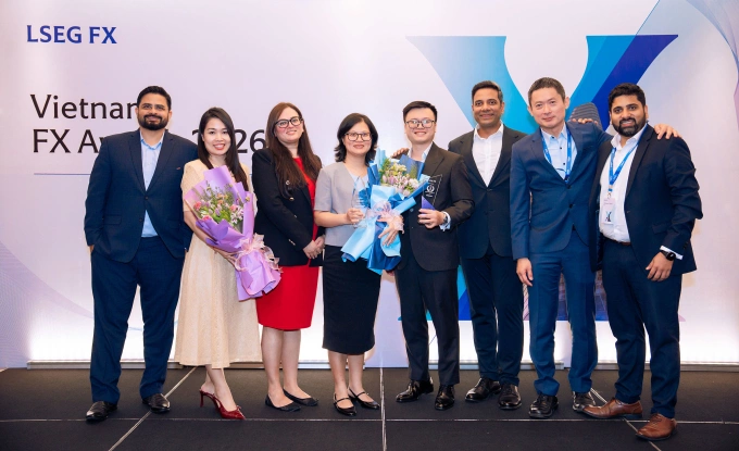 Ông Trần Tấn Lộc, Quyền tổng giám đốc (thứ 7 từ trái sang) cùng ban lãnh đạo ngân hàng nhận giải thưởng FX Awards 2026. Ảnh: Eximbank