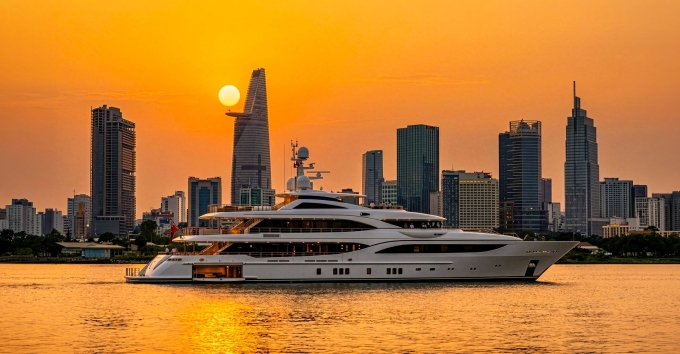 Ngắm hoàng hôn trên sông Sài Gòn bằng du thuyền. Ảnh: VPG